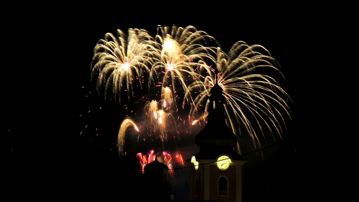 Na slavnostní ohňostroj se přišli podívat stovky lidí Na slavnostní ohňostroj se přišli podívat stovky lidí