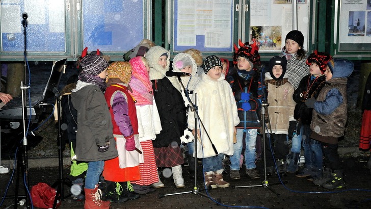 U červenokosteleckého náměstí se rozzářil vánoční strom
