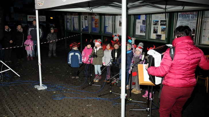 Na bronzovou neděli přišel k vánočnímu stromu Mikuláš s čerty