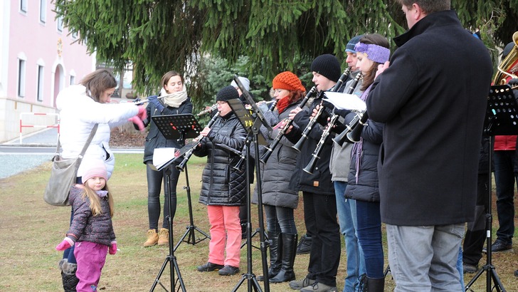 Na Štědrý den vyhrávala pod vánočním stromem dechovka