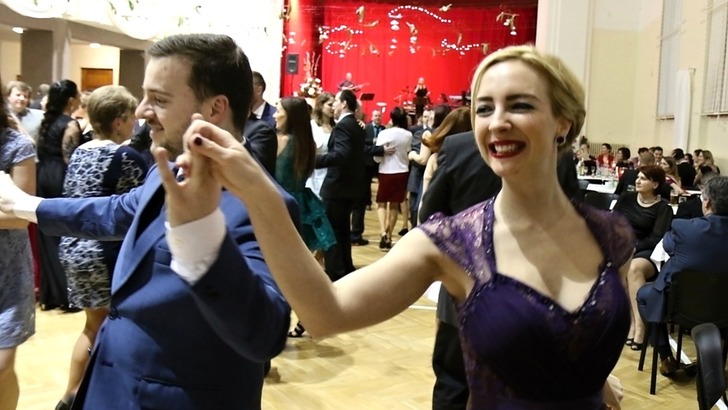 Sokolovnu roztančil 4. ples města Sokolovnu roztančil 4. ples města