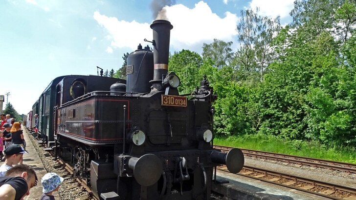 Historický parní vlak měl zastávku v Červeném Kostelci