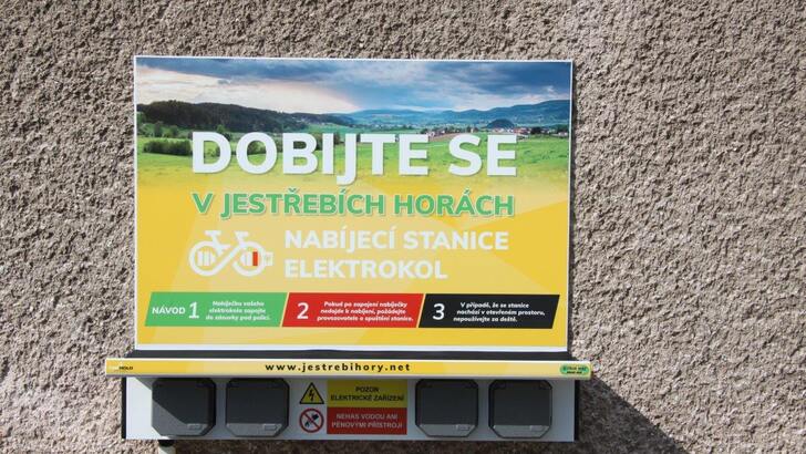 Cykloturisté na elektrokolech mají v Jestřebích horách k dispozici nabíjecí stanice
