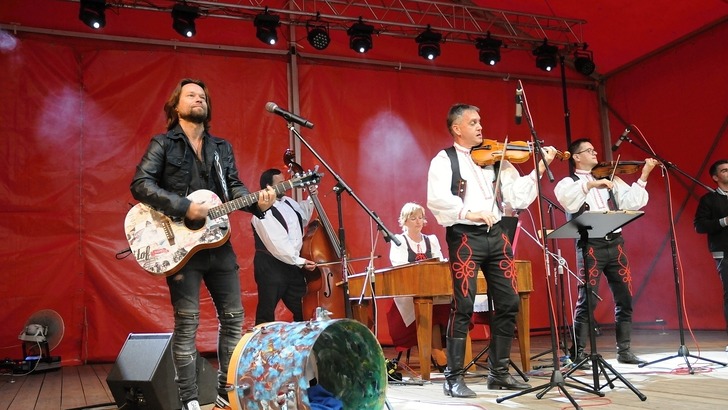 Při úvodním koncertu praskal přírodní areál ve švech Při úvodním koncertu praskal přírodní areál ve švech