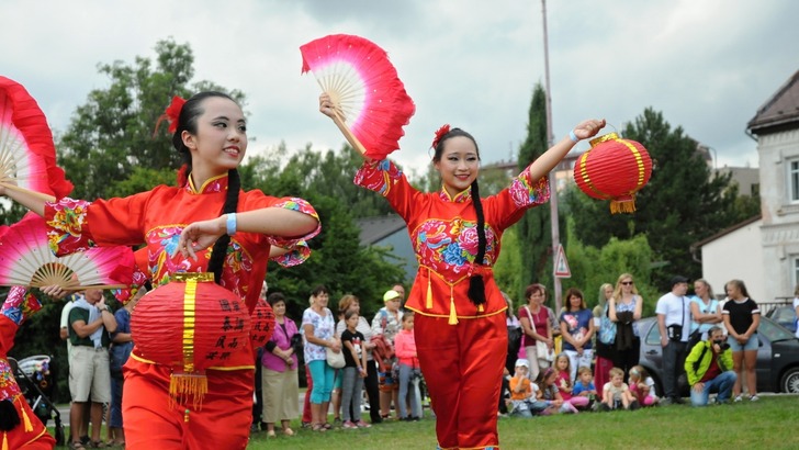 Folklorní soubory se představily v ulicích města