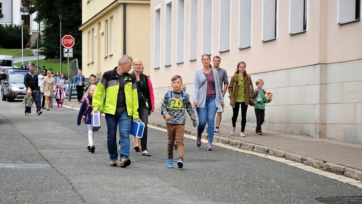 Školní budovy opět ožily a lavice se zaplnili školáky Školní budovy opět ožily a lavice se zaplnili školáky