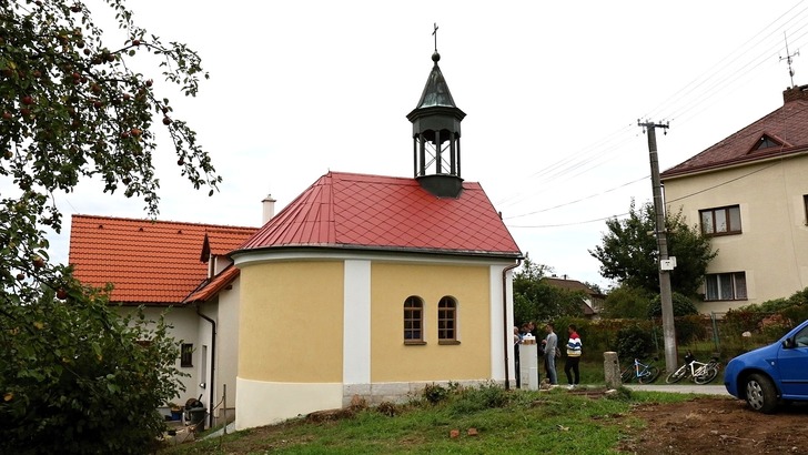 Nově zrekonstruovaná kaplička ve Stolíně byla slavnostně vysvěcena Nově zrekonstruovaná kaplička ve Stolíně byla slavnostně vysvěcena