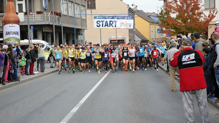 Z Hronova do Náchoda běželi i Kostelečáci Z Hronova do Náchoda běželi i Kostelečáci