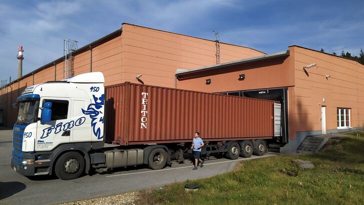 34. kontejner se zdravotnickým materiálem je na cestě do Indie