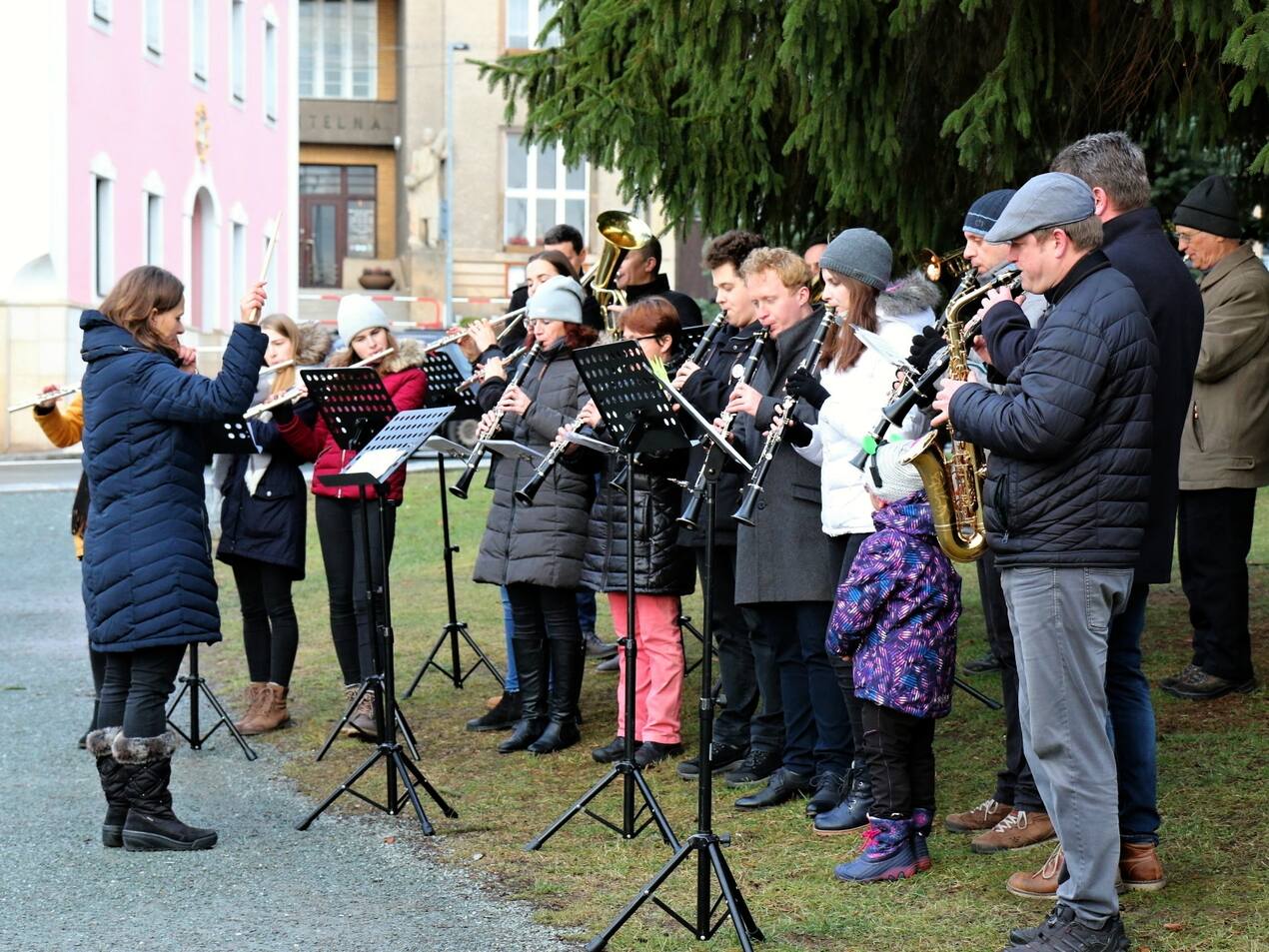 Na Štědrý den se od vánočního stromu nesly tóny vánočních melodií Na Štědrý den se od vánočního stromu nesly tóny vánočních melodií