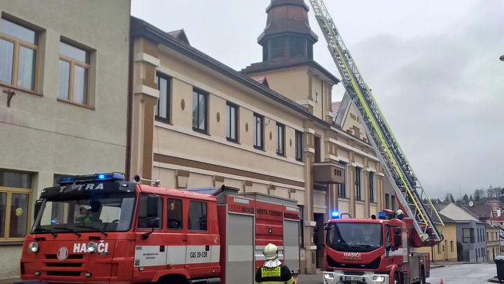 Hasiči zasahovali na střeše Církve československé husitské Hasiči zasahovali na střeše Církve československé husitské