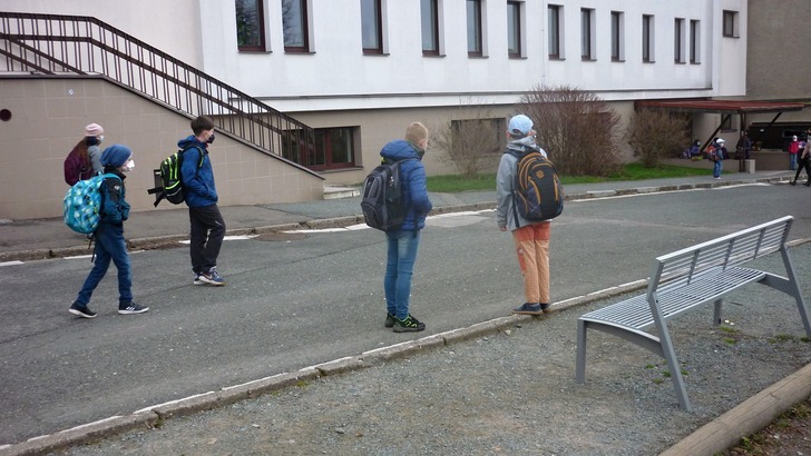 Po dlouhé odmlce zasedla část školáků opět do lavic Po dlouhé odmlce zasedla část školáků opět do lavic