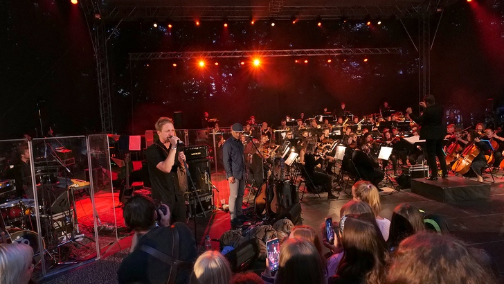 Vystoupení Tomáše Kluse s Police Symphony Orchestra zahájilo 67. Mezinárodní folklorní festival Vystoupení Tomáše Kluse s Police Symphony Orchestra zahájilo 67. Mezinárodní folklorní festival