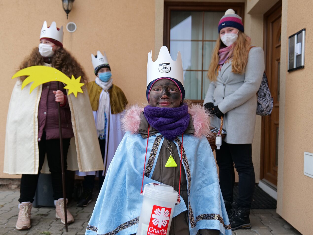 Po odmlce v minulém roce letos skupinky tří králů opět vyrazily do ulic Po odmlce v minulém roce letos skupinky tří králů opět vyrazily do ulic