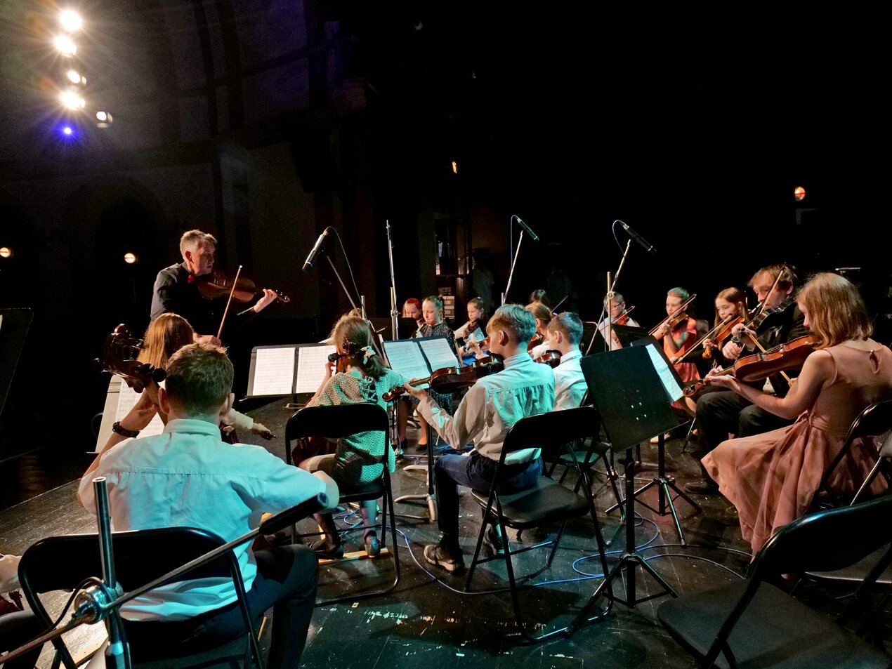 Vystoupení smyčcového komorního orchestru Junior Big Band a sólisté Vystoupení smyčcového komorního orchestru Junior Big Band a sólisté