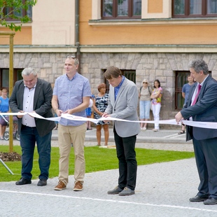 Slavnostní otevření prostranství mezi školami proběhlo za doprovodu Městského dechového orchestru Slavnostní otevření prostranství mezi školami proběhlo za doprovodu Městského dechového orchestru