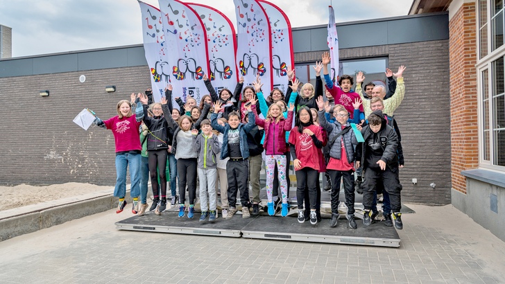 Dětský pěvecký sbor Červánek z Červeného Kostelce se zúčastnil 70. ročníku mezinárodní soutěže pěveckých sborů v Neerpeltu, v Belgii a získal první místo. Dětský pěvecký sbor Červánek z Červeného Kostelce se zúčastnil 70. ročníku mezinárodní soutěže pěveckých sborů v Neerpeltu, v Belgii a získal první místo.