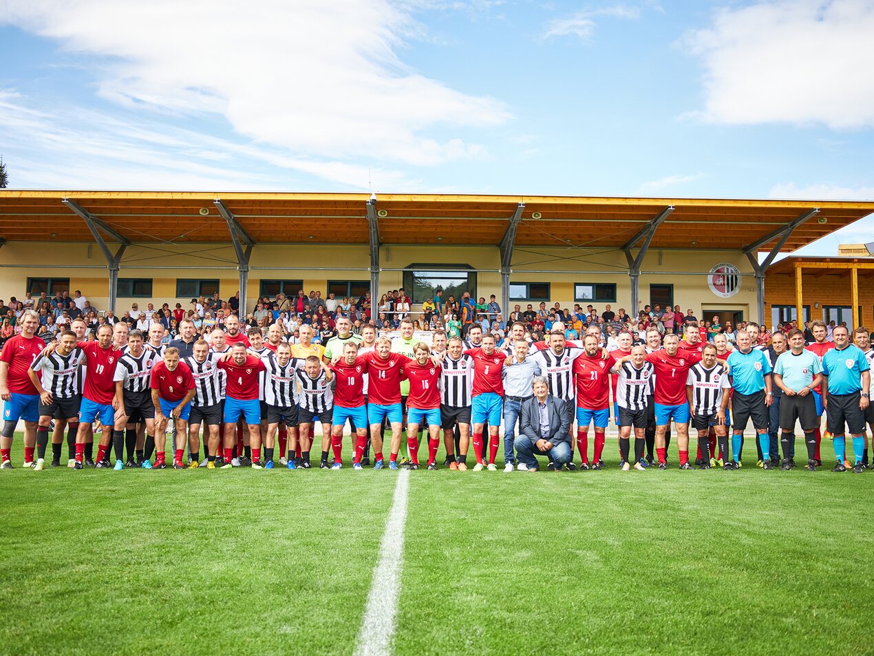 Fotograf Michal Čáp zachytil slavnostní otevření fotbalového stadionu Fotograf Michal Čáp zachytil slavnostní otevření fotbalového stadionu