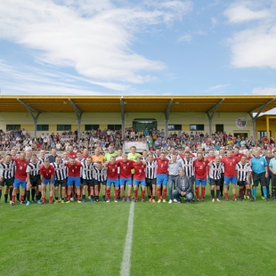 Zázemí a tribuna fotbalového hřiště zažila první nápor fanoušků Zázemí a tribuna fotbalového hřiště zažila první nápor fanoušků