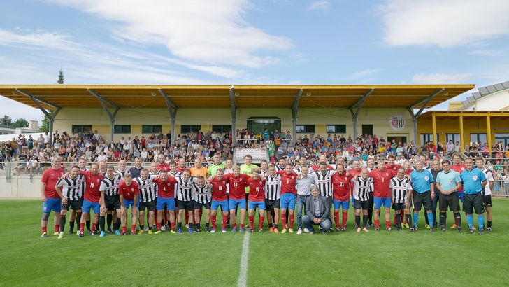 Zázemí a tribuna fotbalového hřiště zažila první nápor fanoušků Zázemí a tribuna fotbalového hřiště zažila první nápor fanoušků
