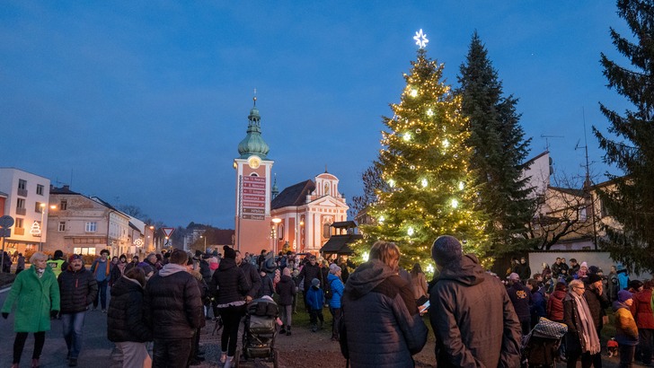 Rozsvícení vánočního stromu zahájilo advent v Červeném Kostelci Rozsvícení vánočního stromu zahájilo advent v Červeném Kostelci