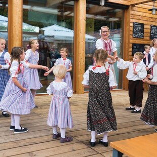 Folklorní tradice jsou jedním z největších turistických lákadel města popisuje soubor Hadářek Folklorní tradice jsou jedním z největších turistických lákadel města popisuje soubor Hadářek