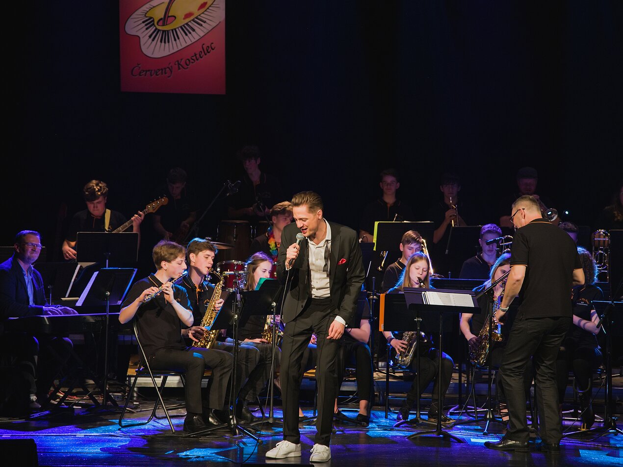 Momentky z koncertu "V hudbě jsme se našli..." – Junior Big Band ZUŠ s hostem Ondrou Rumlem Momentky z koncertu "V hudbě jsme se našli..." – Junior Big Band ZUŠ s hostem Ondrou Rumlem