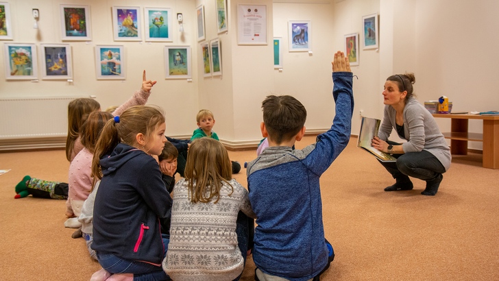 Děti ze školní družiny popustily v knihovně uzdu své fantazii za pomoci karet z cyklu KOUZELNÁ CESTA