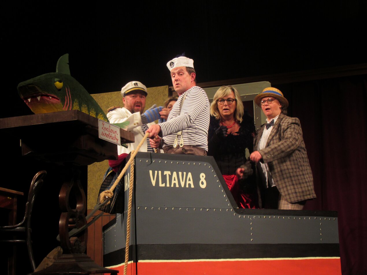 Fotostřípky z inscenace Tři se žralokem aneb Tajemství polární záře