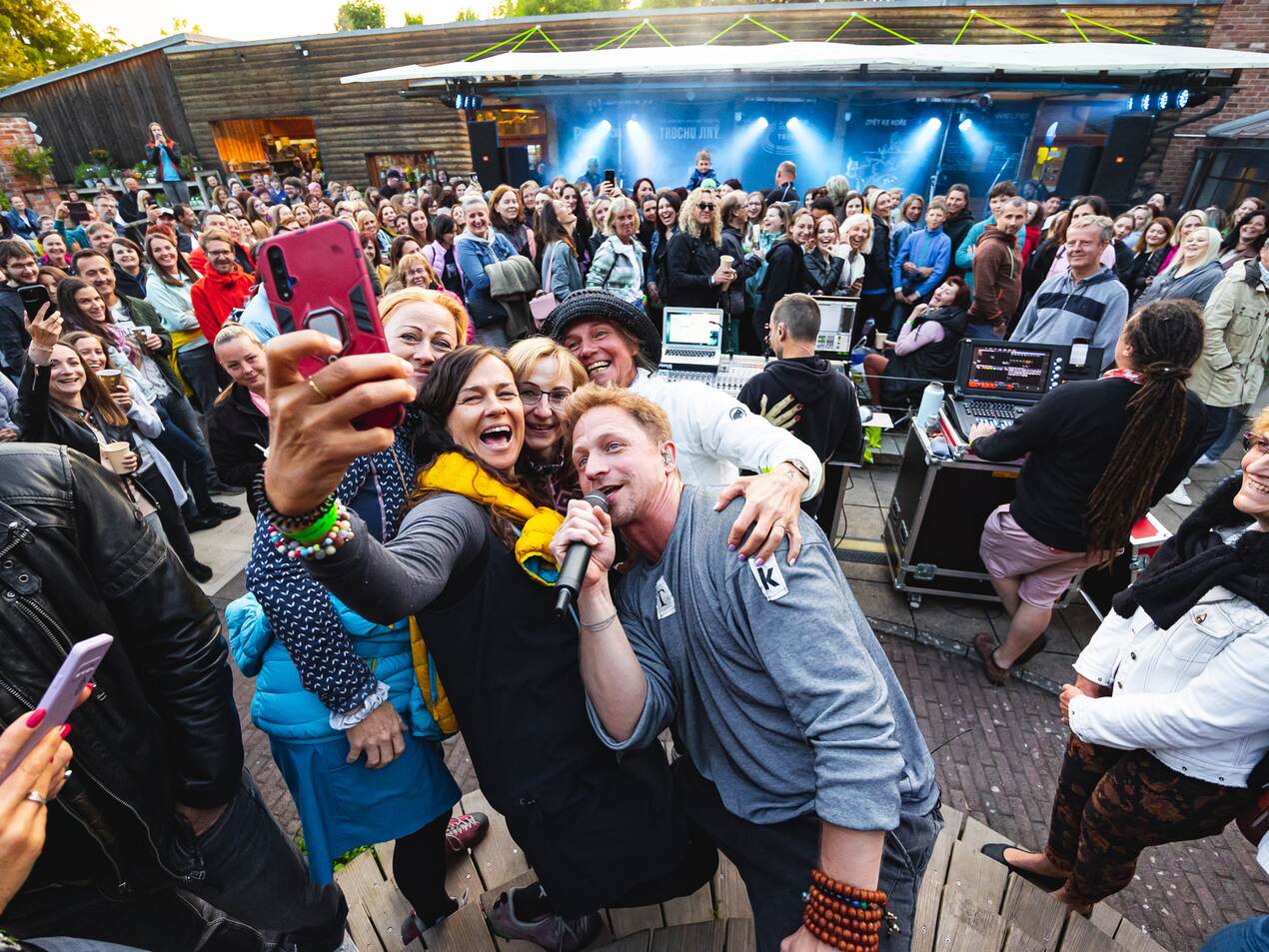 Koncert Tomáše Kluse v Zahradnictví Trees Koncert Tomáše Kluse v Zahradnictví Trees