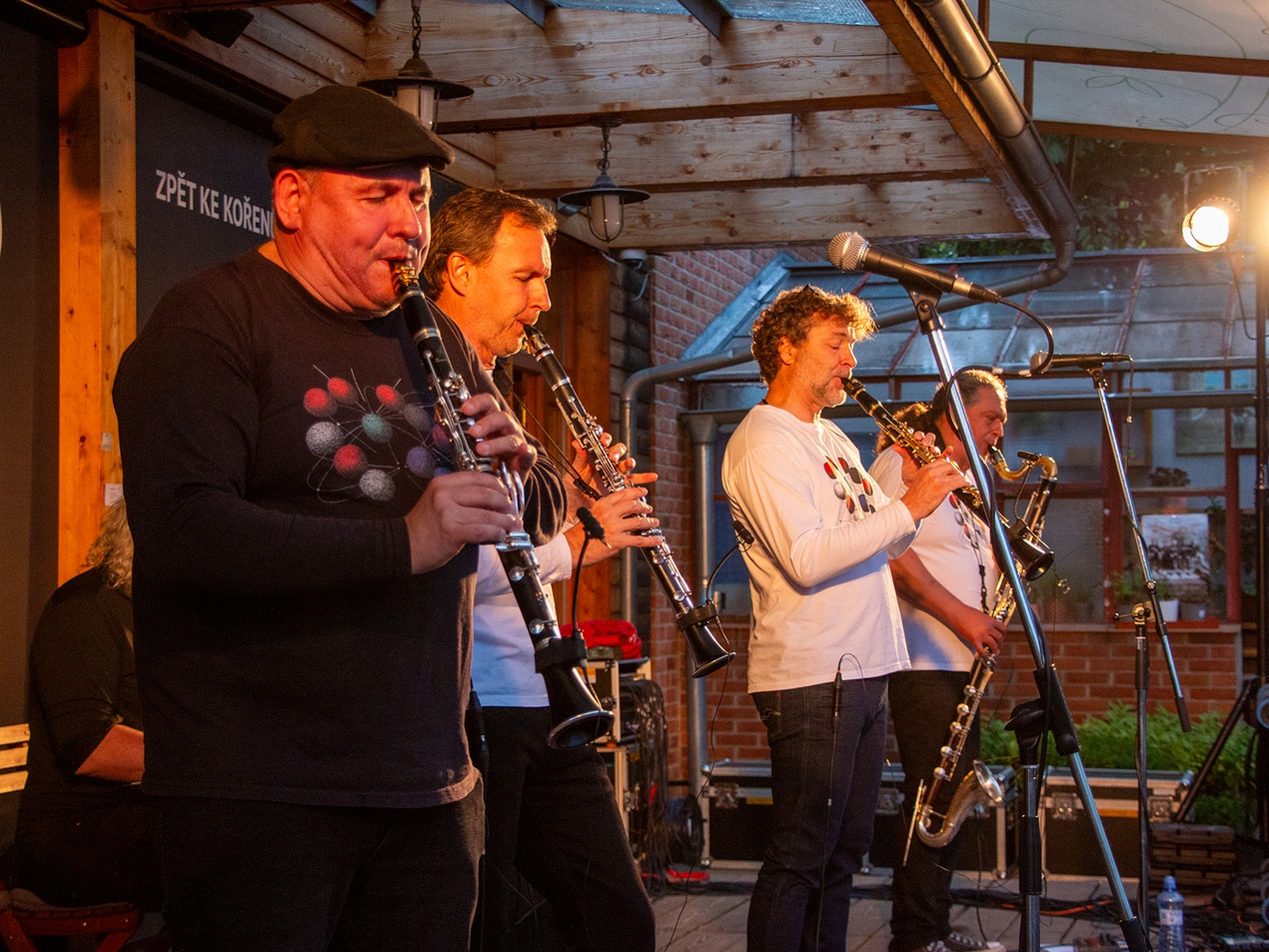 Dešti navzdory: Koncert v zahradě Clarinet Factory Dešti navzdory: Koncert v zahradě Clarinet Factory