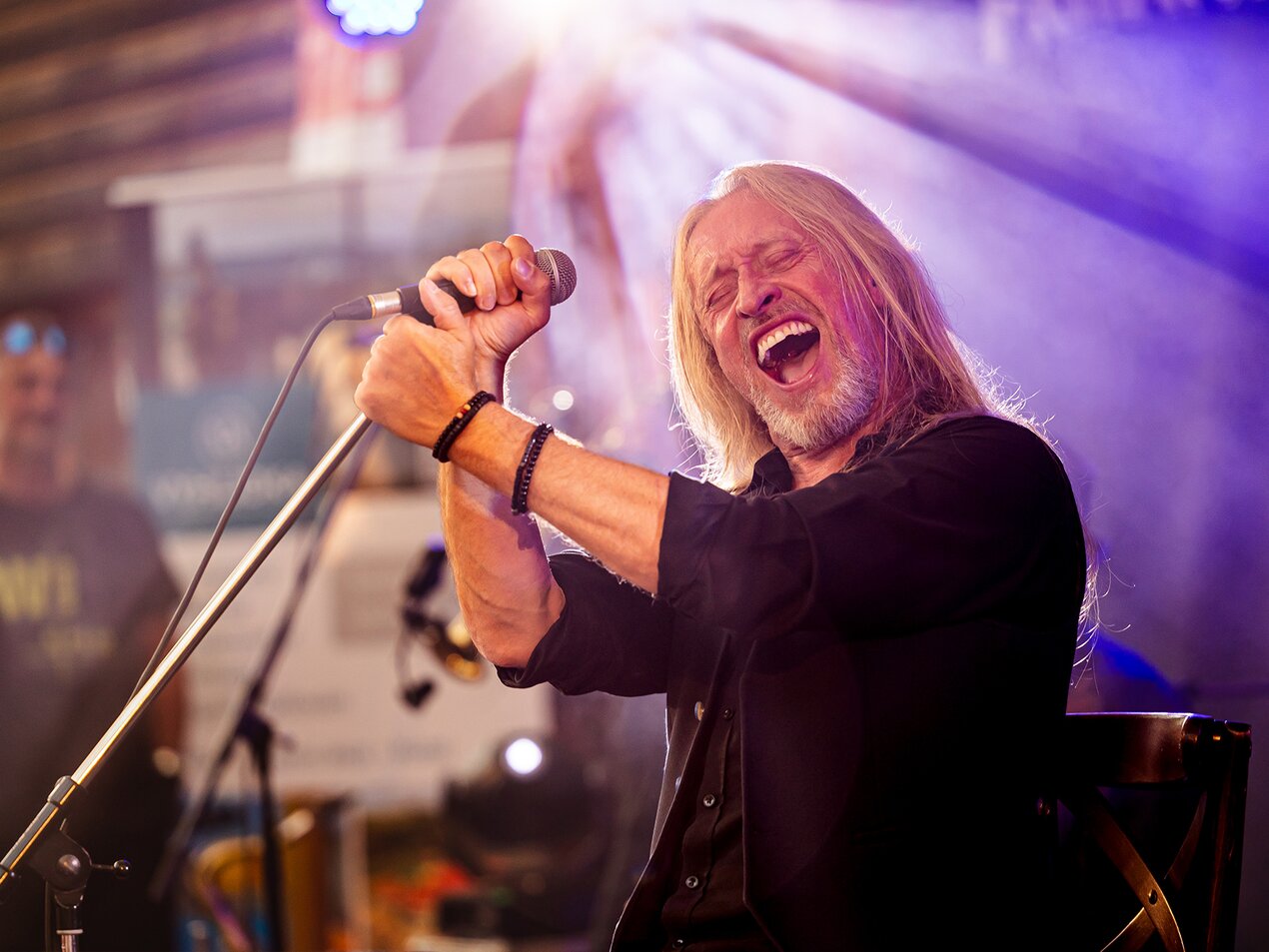 Zahradní kavárnu Trees koncem července rozburácel Kamil Střihavka s kapelou The Leaders