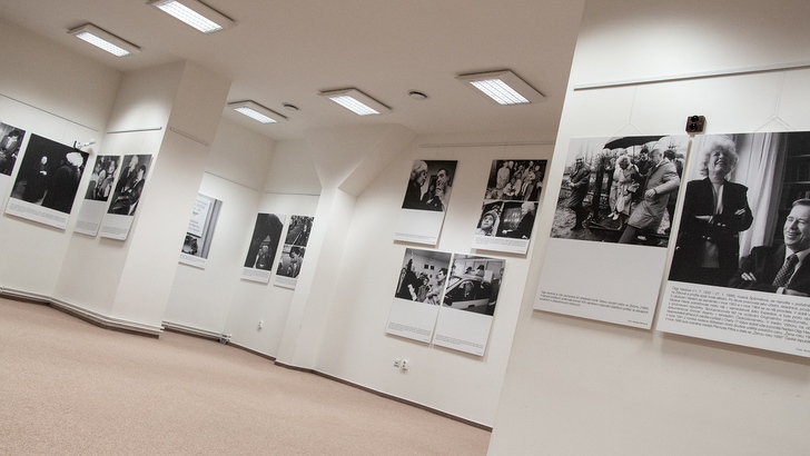 Výstava fotografií „Olga Havlová a Výbor dobré vůle“ v podkrovním sále knihovny