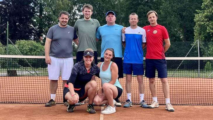 Souhrn tenisových soutěží družstev: Druhou nejúspěšnější sezonu za deset let korunoval postup áčka dospělých