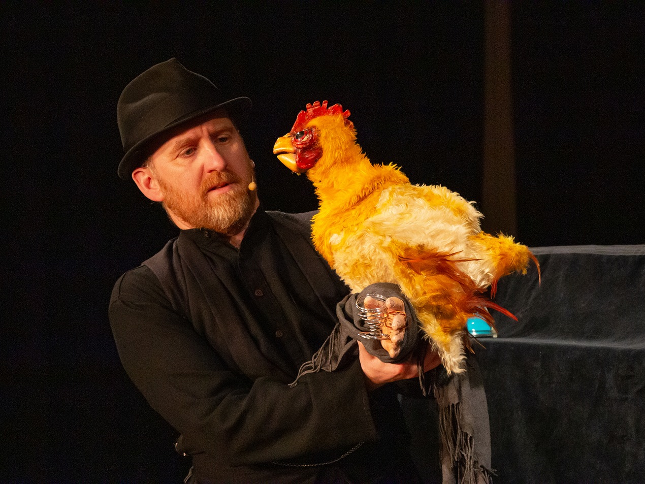 Loutkářské představení pro celou rodinu Random Acts of Puppetry Loutkářské představení pro celou rodinu Random Acts of Puppetry