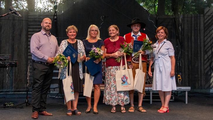 Zahájení 70. ročníku MFF ČK: ocenění řemeslníků, koncert Lucie Bílé a Čechomoru a tropické počasí Zahájení 70. ročníku MFF ČK: ocenění řemeslníků, koncert Lucie Bílé a Čechomoru a tropické počasí