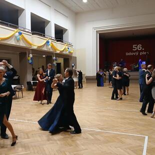 Tradiční lidový ples roztančil sokolovnu