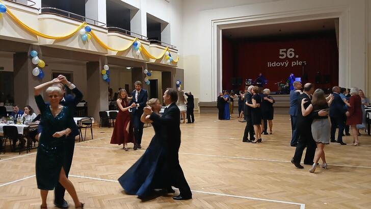 Tradiční lidový ples roztančil sokolovnu