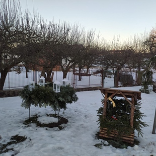 Zničení výzdoby na návsi ve Lhotě Zničení výzdoby na návsi ve Lhotě