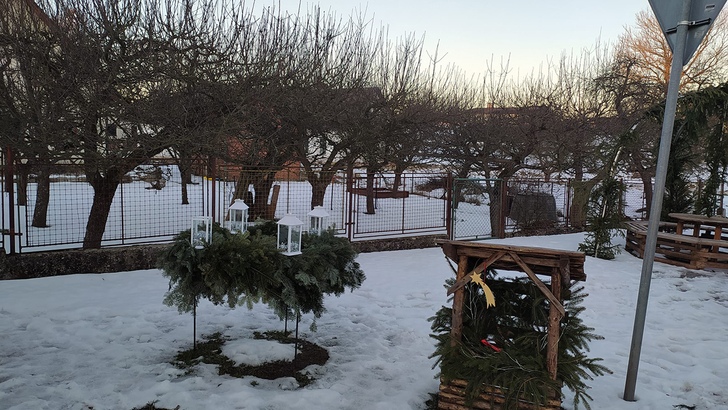 Zničení výzdoby na návsi ve Lhotě